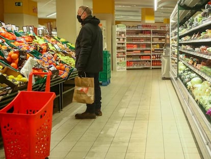 La cesta que propone Garzón a los súper: un 50% de frutas y verduras y sin carne roja