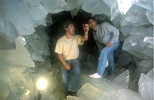 Dos técnicos admiran las formaciones de cristales en la geoda de Pulpí, en Almería.