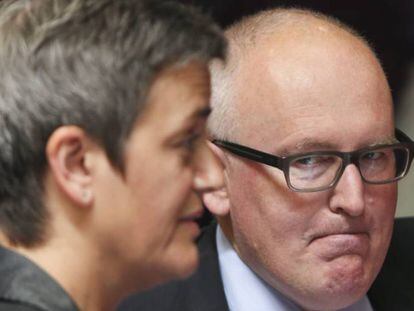 La comisaria Margrethe Vestager, junto al vicepresidente Frans Timmermans, en Bruselas.