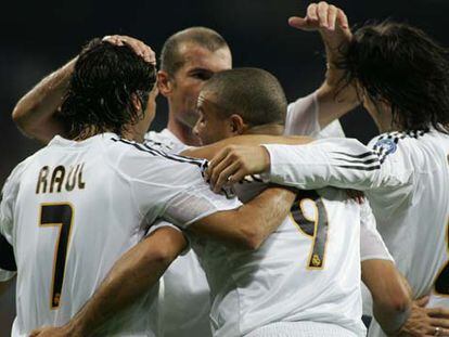 Raúl, Zidane y Solari abrazan a Ronaldo tras el gol de Owen.