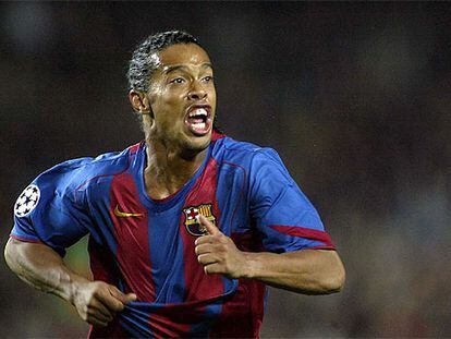 Ronaldinho celebra su gol ante el Milan.