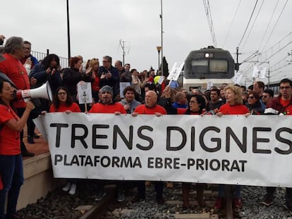 Los manifestantes, durante el corte de las vías en L'Aldea.