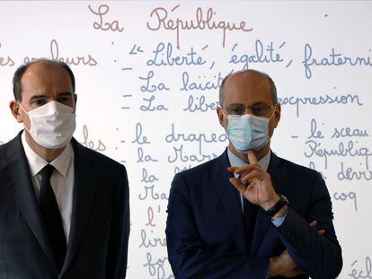 El primer ministro francés, Jean Castex, y el ministro de Educación, Jean-Michel Blanquer, en un homenaje a Samuel Paty