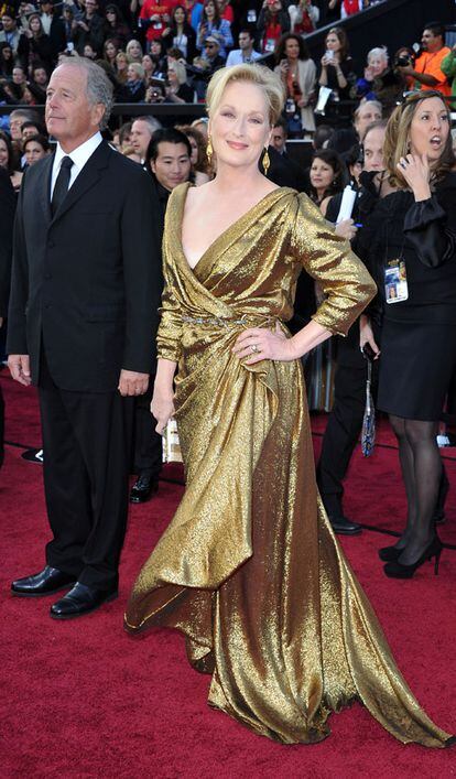 La actriz Meryl Streep, nominada a mejor actriz principal por su papel en 'La Dama de Hierro', llega a la alfombra roja de los Oscar. Streep ha optado por un modelo de la firma francesa Lanvin.