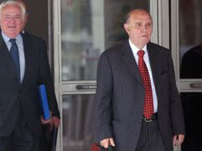 Bautista Soler y, detr&aacute;s, Joaqu&iacute;n Rivero, a su salida de los juzgados de Plaza Castilla, en 2013.