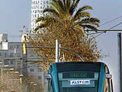 El tranvía en Diagonal Mar con la torre Agbar, de Jean Nouvel, al fondo.