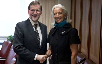 Mariano Rajoy con la directora del FMI, Christine Lagarde, en su sede de Washington.