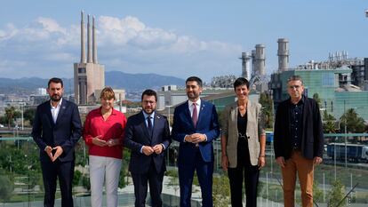 Guijarro, Garriga, Aragonès, Puigneró, Cañete i Martí posan ante las Tres Chimeneas antes de la presentación del proyecto de hub del audiovisual.