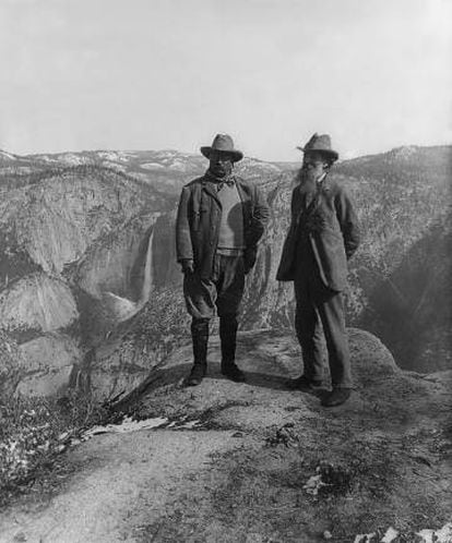 El presidente Theodore Roosevelt (izquierda) y el naturalista John Muir en Glacier Point, parque nacional Yosemite, EEUU.
