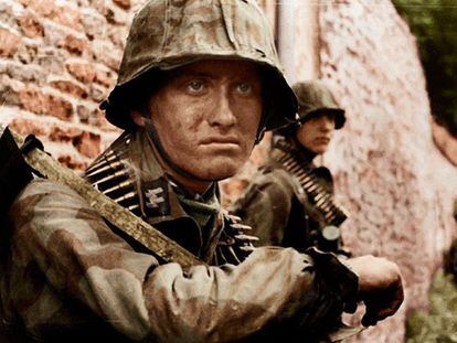 Soldados de las Waffen-SS en campaña.