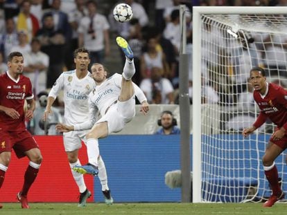 Gareth Bale anota de chilena el segundo gol para el Real Madrid durante la final de la Champions League disputada contra el Liverpool en Kiev, el 26 de mayo de 2018.