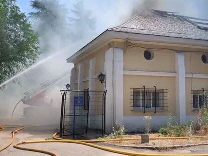 Bomberos del Ayuntamiento de Madrid extinguen un incendio en la delegación de Patrimonio Nacional de El Pardo.