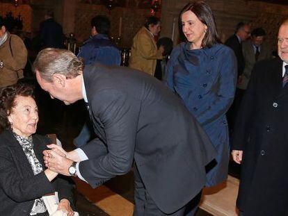 El presidente de la Generalitat, Alberto Fabra, saluda a la hermana de Pere Maria Orts.