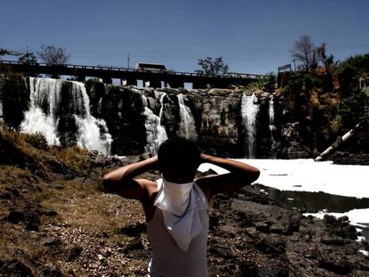 Un niño frente a las cataratas de Juanacatlán, en Jalisco (México). En video, los residuos contaminantes fluyendo por las cataratas.