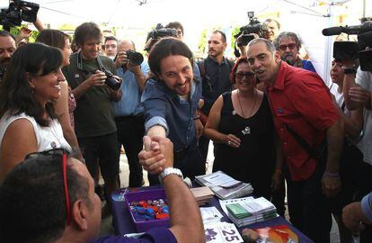 Pablo Iglesias saluda a un simpatizante en Guadalajara.