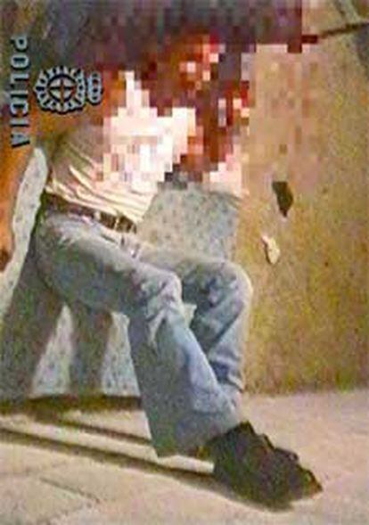 Una foto distribuida por la policía muestra el estado en el que los GEO encontraron al chico secuestrado.