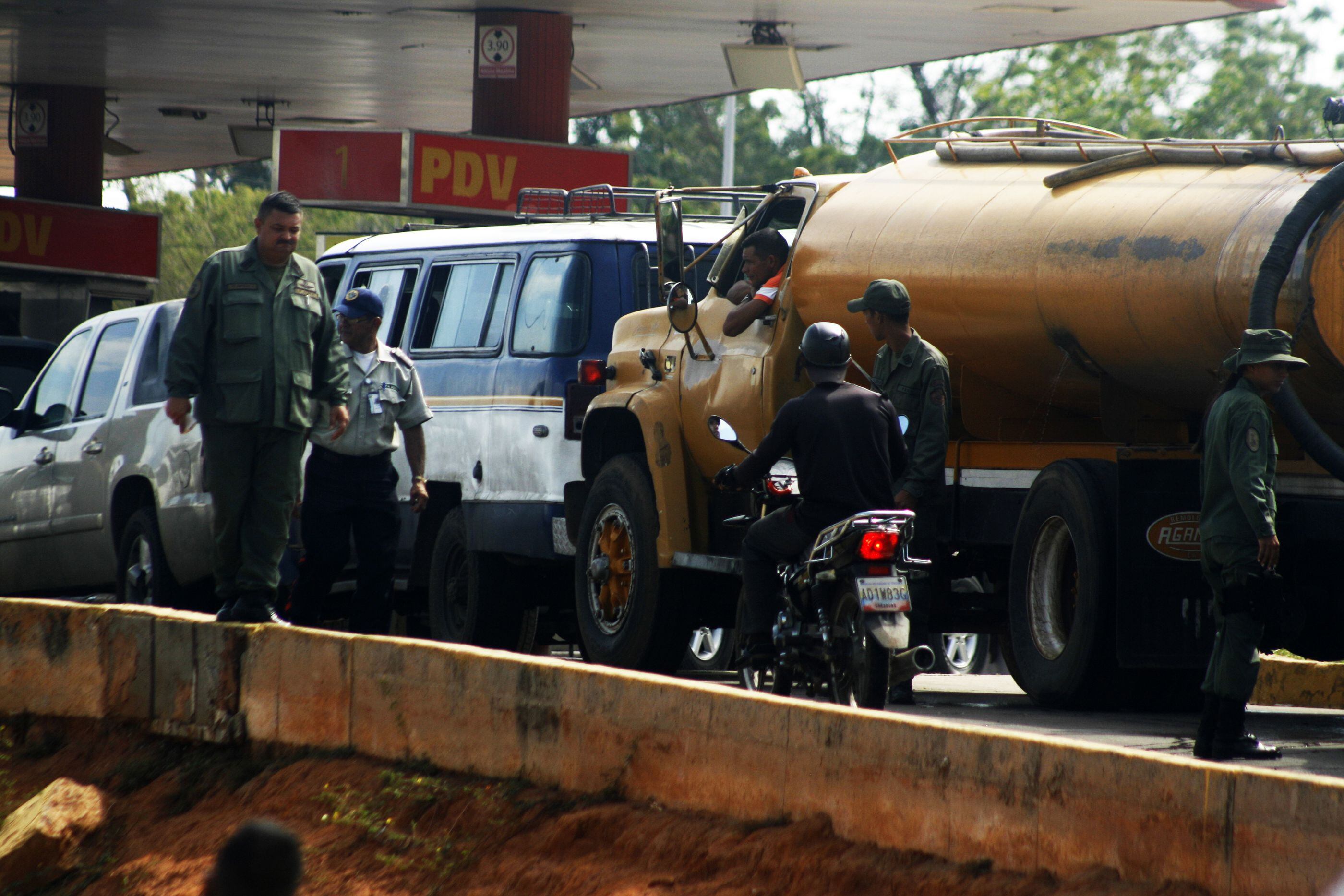 Los venezolanos hacen largas colas para abastecer los tanques de gasolina de sus vehículos el 6 de junio de 2019 en Maracaibo Venezuela.