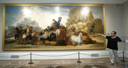 La conservadora del Prado Manuela Mena presenta el cartón restaurado de Goya 'La era'.