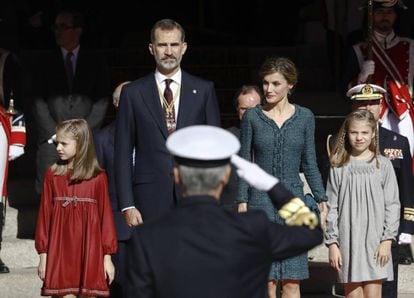 Los reyes Felipe VI y doña Letizia acompañados por sus hijas, la Princesa de Asturias y la infanta Sofía, presiden, desde la escalinata del Congreso, el desfile militar en honor de Su Majestad el Rey en la carrera de San Jerónimo.