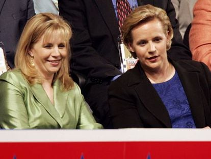 Liz Cheney (izda.) junto a su hermana Mary en la convenci&oacute;n republicana de 2004. 