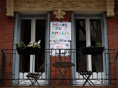 Un cartel realizado por niños en el balcón de una vivienda de Madrid.