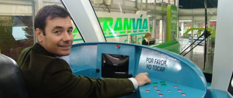 Tomás Gómez, en la cabina de un tranvía de Parla en noviembre de 2005.