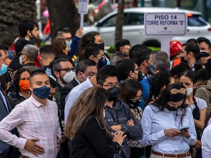 Personas revisan sus celulares luego del sismo del 19 de septiembre de 2022.