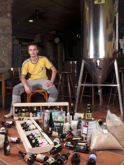 Miquel Piqué en el bar donde celebrará sus cursos de elaboración de cerveza.
