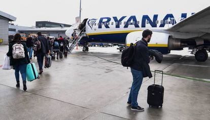 Pasajeros embarcando en un avión de Ryanair.