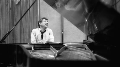 Leonard Bernstein, al piano en el estudio de Columbia en Nueva York, en abril de 1958.