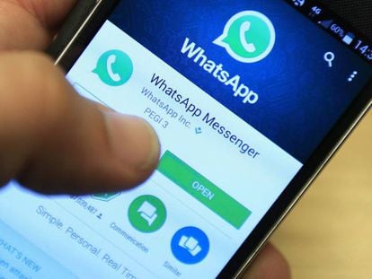 Un usuario descarga la aplicaci&oacute;n Whatsapp en su m&oacute;vil, en una foto de archivo.