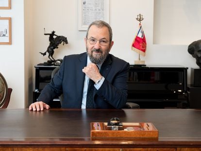 El ex primer ministro de Israel, Ehud Barak, posa para un retrato en su despacho el 18 de julio de 2023 en Tel Aviv (Israel).