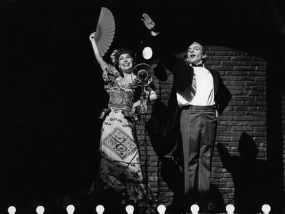 Verónica Forqué y José Luis Gómez, en la primera función de '¡Ay, Carmela!', de José Sanchis Sinisterra, en noviembre de 1987 en Zaragoza.