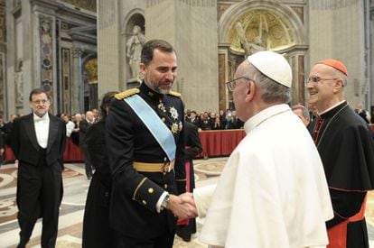 El príncipe Felipe saluda al papa Fancisco en presencia del presidente del Gobierno español, Mariano Rajoy, tras la misa inaugural de su pontificado.