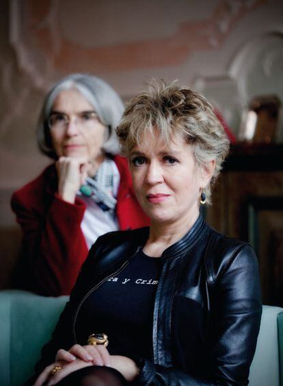 Petra Reski, en primer término, y Donna Leon, durante su encuentro en Venecia para 'El País Semanal'.
