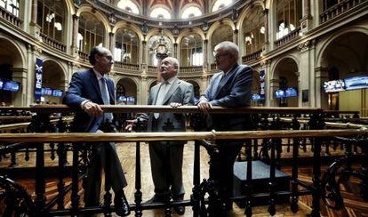 De izquierda a derecha, José Luis, Mariano y Gonzalo, tres de los pequeños accionistas que acuden cada mañana a la Bolsa de Madrid