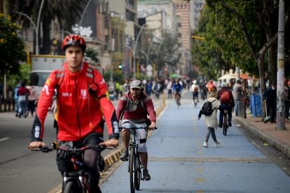 Ciclistas se trasladan por una ciclovía en la zona céntrica de Bogotá durante las primeras horas de la jornada.