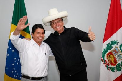 Los presidentes Castillo, de Perú, y Bolsonaro, de Brasil, este jueves durante la cumbre bilateral que han celebrado en Porto Velho.