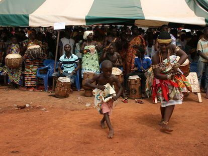 Los brong son un pueblo que reside entre Ghana (70%) y Costa de Marfil (30%). Doce días después de la recogida del ñame, tubérculo parecido a la batata, celebran su Año Nuevo, el Adayé Kessié. Durante más de tres décadas no se ha celebrado, pero este 2017 han organizado en Tabagne (Costa de Marfil) un festival. Esta es su fiesta más importante, el único momento en el que su rey se reúne con los jefes de sus cinco provincias y los ciudadanos les reciben con danzas y cantos tradicionales.