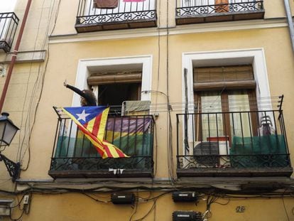 Una persona a favor del referéndum soberanista en Cataluña saluda a los asistentes al acto organizado por la asociación "Madrileños por el derecho a decidir" hoy en el Teatro del Barrio, en Madrid.