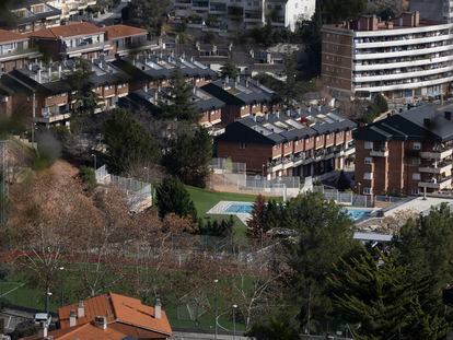 Instalaciones deportivas de Corbera del Llobregat, uno de los municipios de Barcelona con el consumo más alto de Cataluña, este jueves.