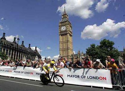 Un corredor pedalea frente al Big Ben y el Parlamento británico.