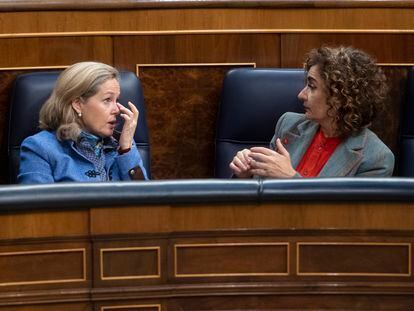 La vicepresidenta primera y ministra de Asuntos Económicos, Nadia Calviño (izquierda), y la ministra de Hacienda, María Jesús Montero, en el Congreso de los Diputados.