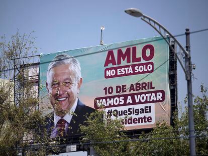 Un anuncio en apoyo a la consulta de revocación del presidente mexicano, Andrés Manuel López Obrador.