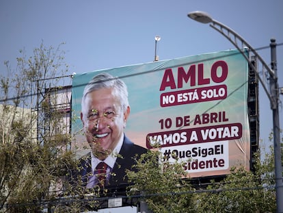 Un anuncio en apoyo a la consulta de revocación del presidente mexicano, Andrés Manuel López Obrador.