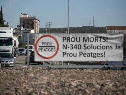 Cartell reivindicativo en una de las rotondas de acceso a la localidad de L'Arboç.