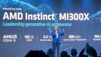 La directiva de AMD Lisa Su, cuya firma se ha incorporado a la AI Alliance, muestra uno de los dispositivos creados por su compañía para acelerar la inteligencia artificial, en un acto celebrado en junio en San Francisco.