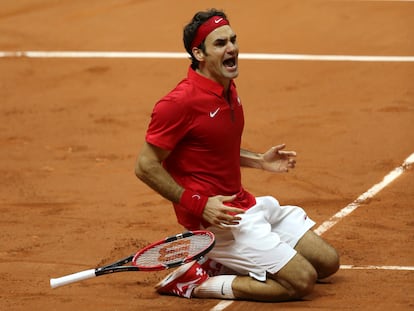 Switzerland's Roger Federer, right, hugs coach Severin Luthi after defeating France's Richard Gasquet during the Davis Cup final at the Pierre Mauroy stadium in Lille, northern France, Sunday, Nov. 23, 2014. Switzerland won 3-1 to get the Davis Cup. (AP Photo/Peter Dejong)