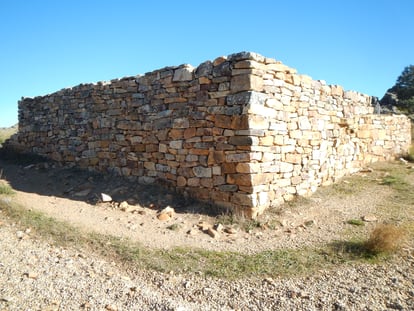 Fortificación de la zona de la puerta oriental del castro astur de Las Labradas, tras su reconstrucción.
