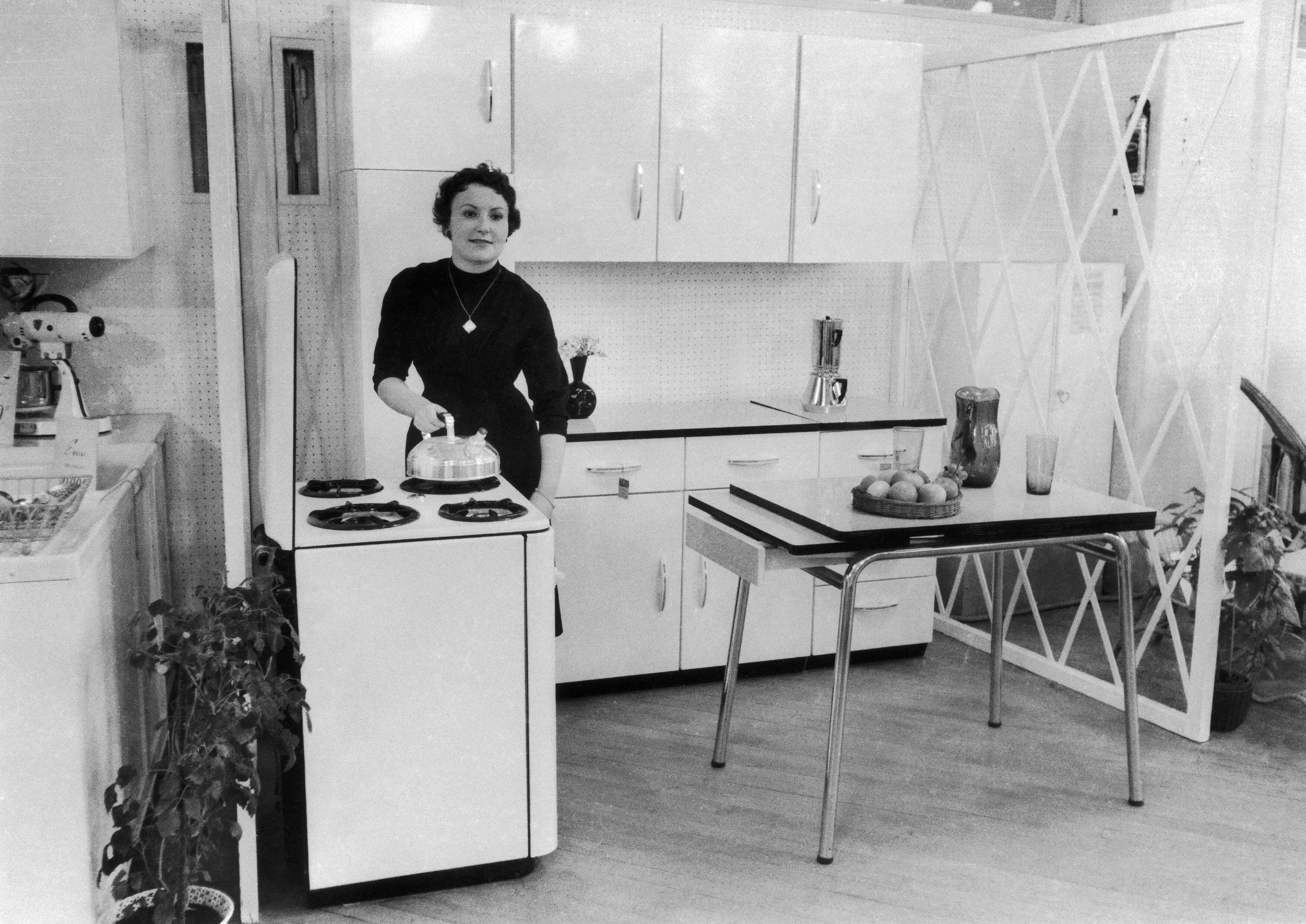 Una mujer en una cocina en los años cincuenta, en Francia. Como explican los expertos, poco se ha avanzado. 